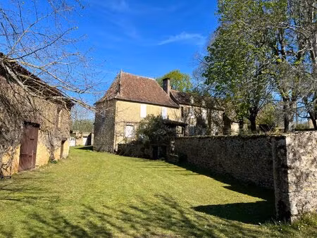 propriété du 17ème siècle à restaurer avec 2 hectares de terrains
