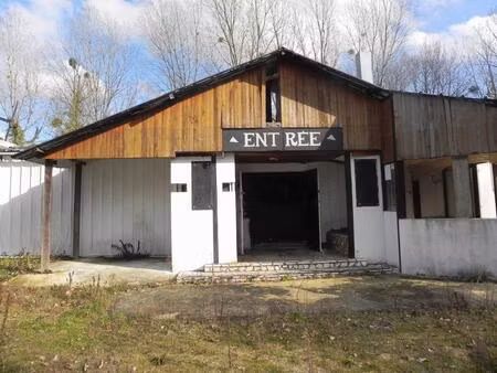 proche de la nouvelle zone artisanale de beaumont en véron  local d'environ 300 m2 sur...