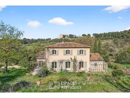 bastide provençale avec piscine dans un écrin de nature