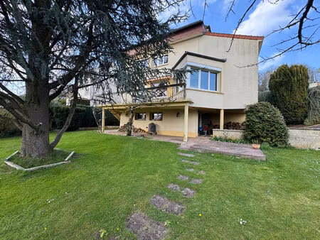 maison rénovée de 226 m2 sh sur 1194 de terrain clos quartier du theux proche de la voie v