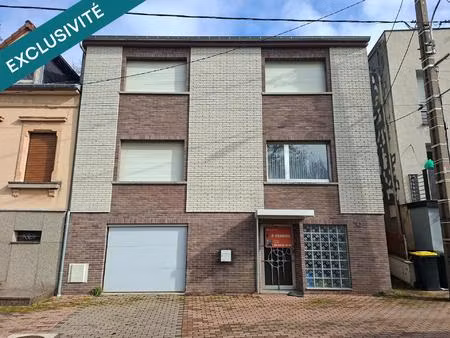 grande maison familial dans rue calme