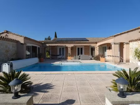 ravissante propriétée d'environ 170m² sur un terrain paysagé de 3394m² avec piscine et gît