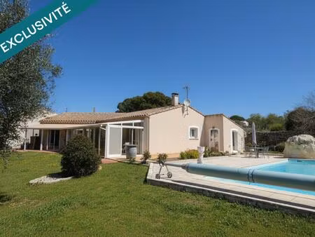 villa plain pied d'environ 138 m² sur terrain paysagé de 2085m² avec piscine et double gar