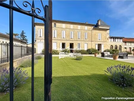 demeure majestueuse en pierre  avec jardin à rénover