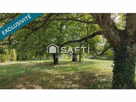 beau terrain diffus à proximité des commerces et services