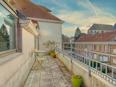 spacieux 3 pièces en dernier étage avec terrasses  parking et cave