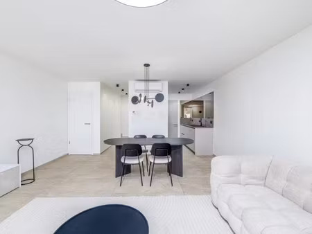 à louer maison jumelée 76 05 m² – 1 800 € |hettange-grande