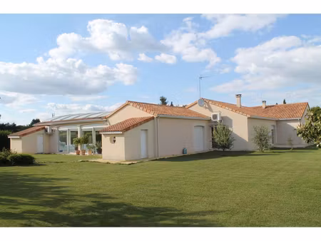 magnifique maison de 215m² à pleumartin avec piscine couverte de 153m²