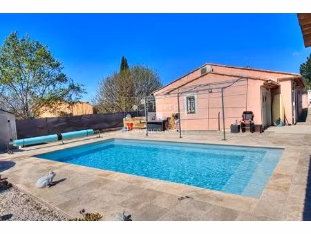 villa de plain-pied avec piscine  à deux pas du village de villecroze