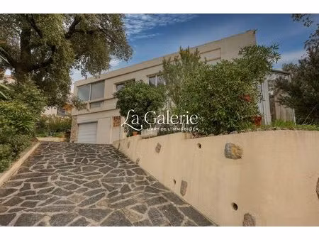 villa toit plat des années 70' vue dégagée