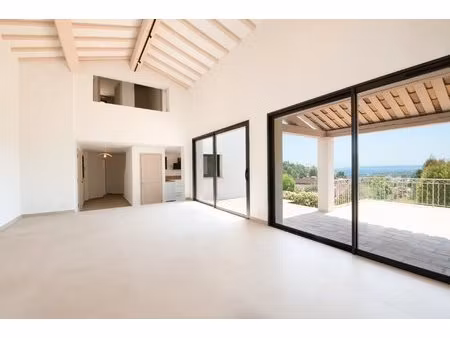 villa rénovée à vendre sur les hauteurs des issambres avec belle vue sur la mer et piscine