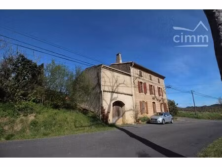 a vendre grande maison de village 4 faces avec terrain  puits et source