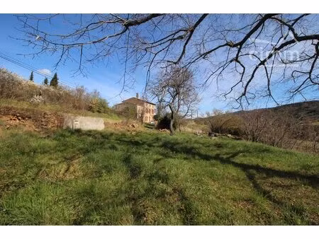 a vendre grande maison de village 4 faces avec terrain  puits et source