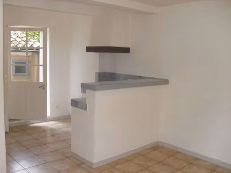 st chamas  studio avec terrasse et local rangement