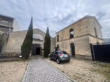 location local professionnel 389m²