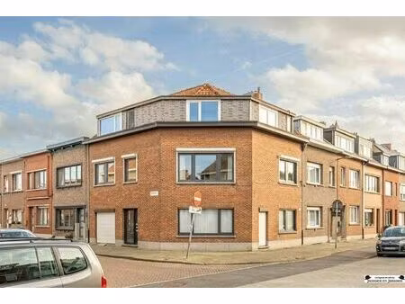 deels gerenoveerd appartement in het centrum van merksem!