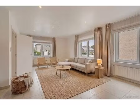 ruim gelijkvloers appartement met gezellig  overdekt terras en ondergrondse garage  op een