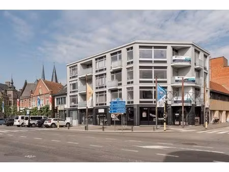 volledig gerenoveerd 3 slaapkamer appartement in neerpelt centrum.