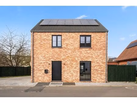 recente vrijstaande woning in het centrum van rijmenam