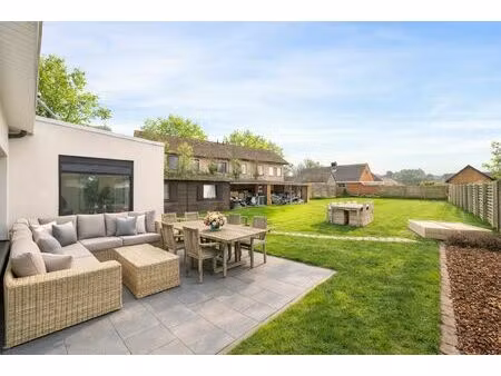 instapklare  gerenoveerde woning in een rustige buurt met grote zonnige tuin