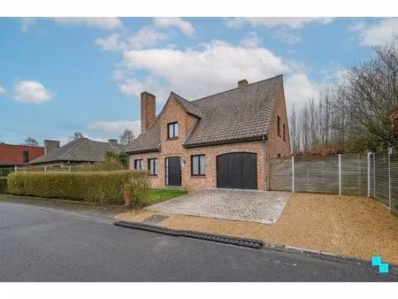 ruime gezinswoning in doodlopende straat te izegem