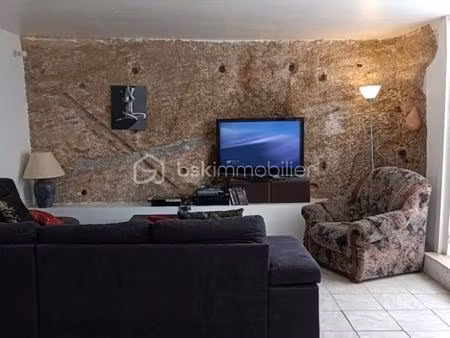 immeuble mixte de 150 m² à la roque-sur-pernes