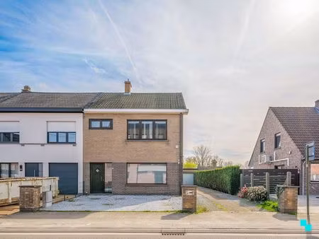 charmante halfopenwoning met drie slaapkamers te wetteren ten ede