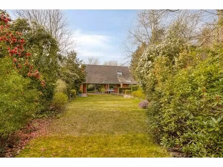 alleenstaande woning met 2 slaapkamers  garage en grote tuin - verscholen in het groen.