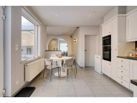 ruime  gerenoveerde woning met werkplaats  garage en diepe tuin!