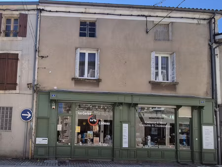 immeuble en plein centre ville de ruffec