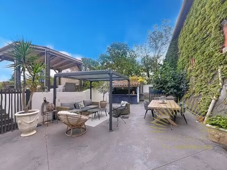 maison de charme élégante et chaleureuse de 300 m2 avec 2800 m2 de jardin avec piscine