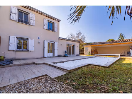 villa t6 avec piscine et jardin  rue du moulin d'albon  2650