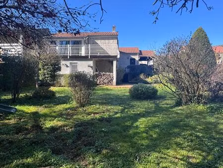 maison familiale au calme  à deux pas des écoles  avec jardin et terrasse à châtel