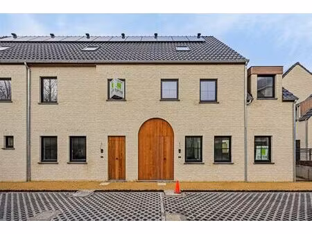 energiezuinige instapklare nieuwbouwwoning met 3 slaapkamers  tuin en parkings