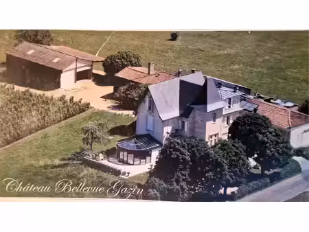 château et dépendances avec belle vue sur l'estuaire de la gironde