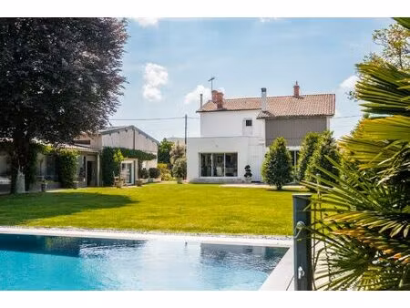 maison rénovée et son parc en bord de sèvre