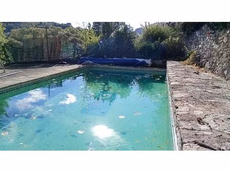 vaste villa 160 m2  5 chambres vue dégagée sur 1255 m2 clos.