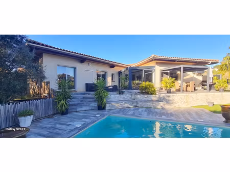 villa spacieuse de 165m2 avec une piscine s'étendant sur 851m2 de terrain