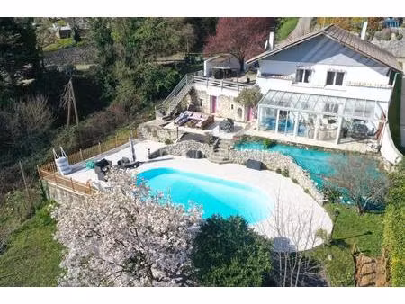 charmante maison de caractère de type t5 + cuisine de 122 m2 et véranda sur un terrain de 