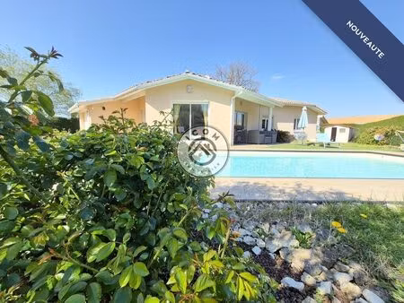 maison contemporaine de plain-pied avec piscine