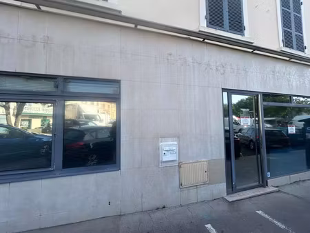 location commerce 68 m² à saint-genis-laval (69230)