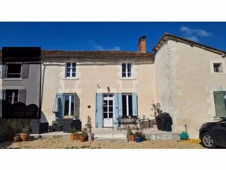aubeterre sur dronne. maison en pierre à vendre. 4 chambres  dépendance et jardinet.