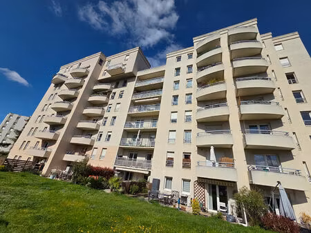 t3 récent étage avec vue lyon 8