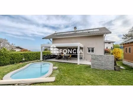 villa contemporaine avec piscine et vue lac