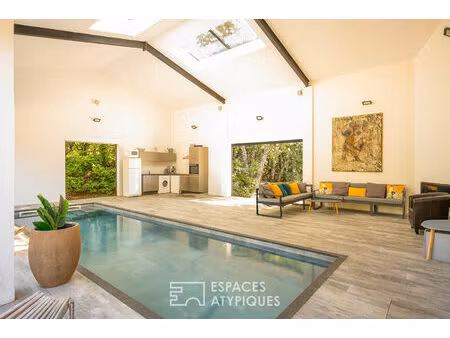 propriété contemporaine avec piscine intérieure et appartements indépendants