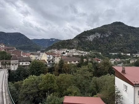 saint-claude  proche de la gare  appartement type 4 avec box voiture