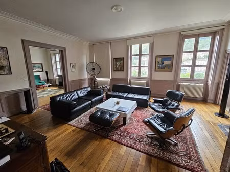 saint-claude  centre-ville  vats appartement situé au premeir étage avec garage et jardin