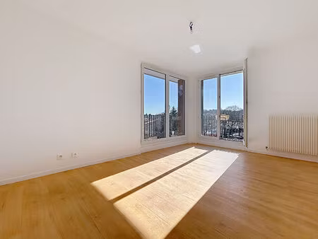 quartier : gare - village - 2 pieces avec un balcon