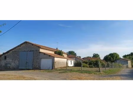 ancienne ferme entourée de granges en pierres