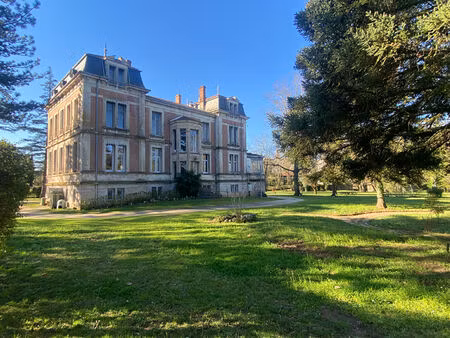 demeure atypique implantée sur un terran de 1hectare et 2000 m²